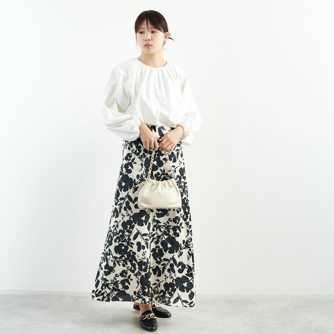 MICA&DEAL [マイカアンドディール] フラワープリントスカート [0125102033] BLACK &&モデル身長：167cm 着用サイズ：F&&