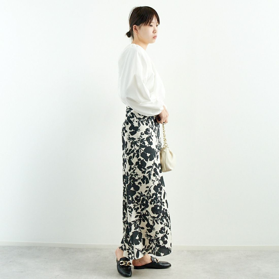 MICA&DEAL [マイカアンドディール] フラワープリントスカート [0125102033] BLACK &&モデル身長：167cm 着用サイズ：F&&