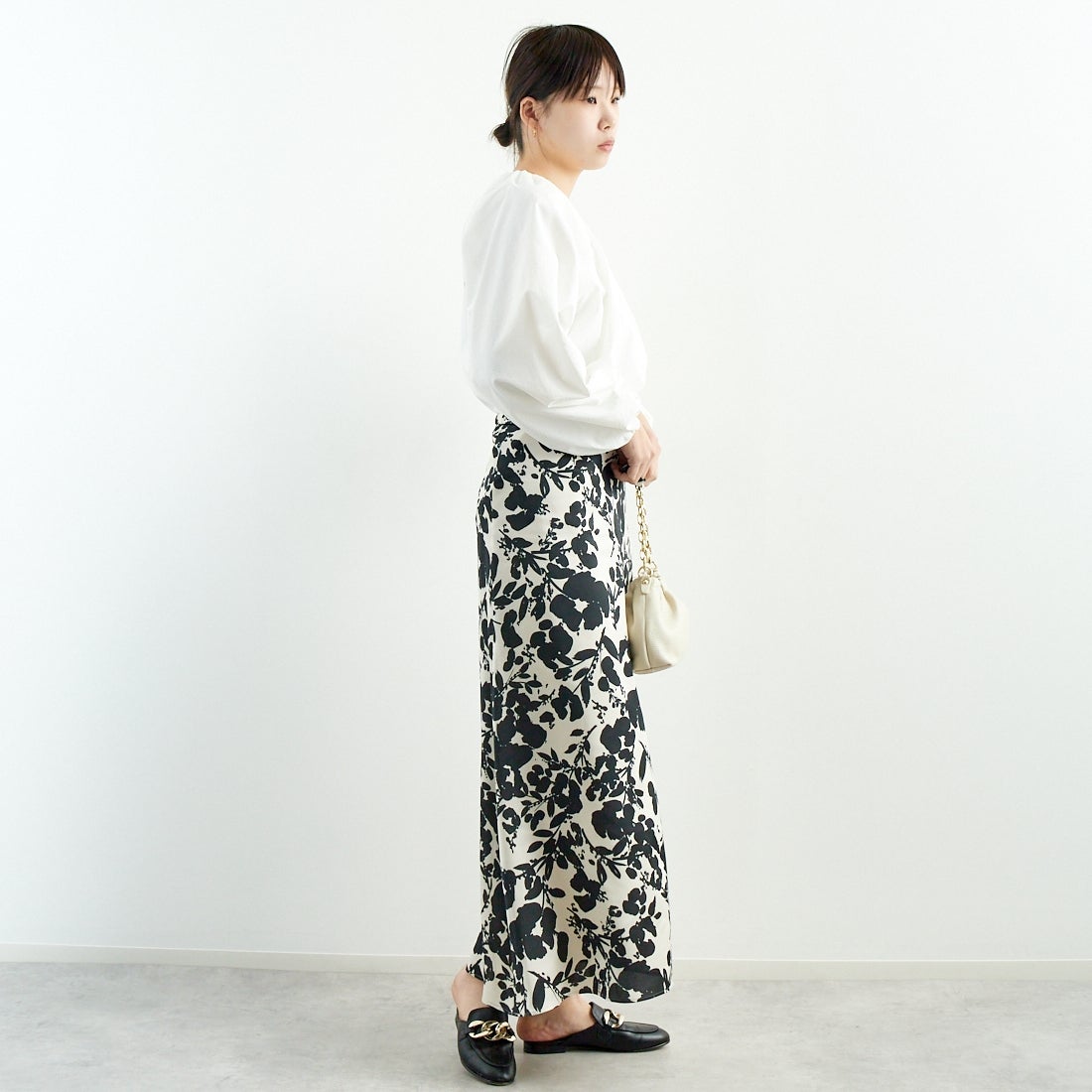 MICA&DEAL [マイカアンドディール] フラワープリントスカート [0125102033] BLACK &&モデル身長：167cm 着用サイズ：F&&