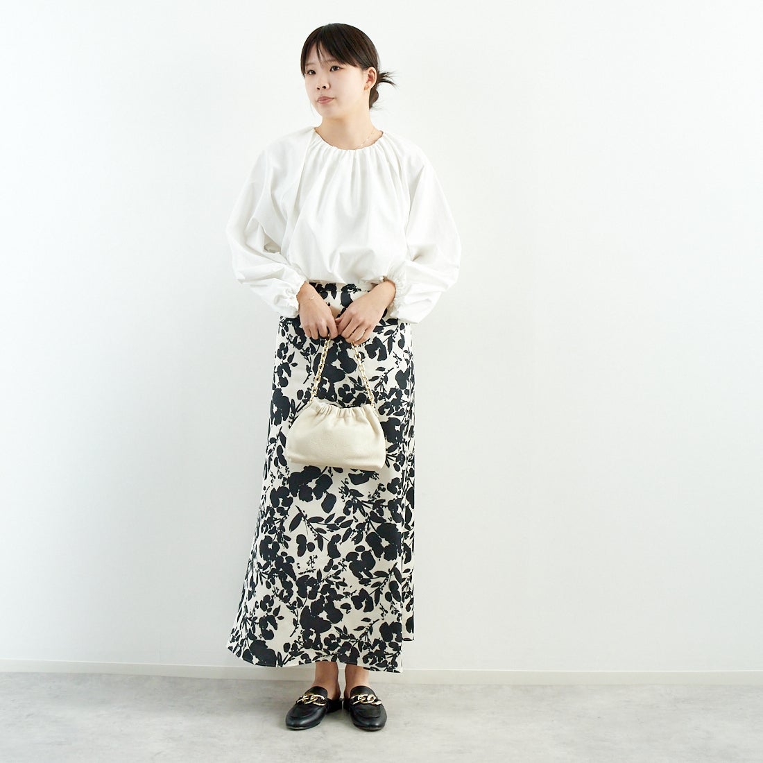 MICA&DEAL [マイカアンドディール] フラワープリントスカート [0125102033] BLACK &&モデル身長：167cm 着用サイズ：F&&