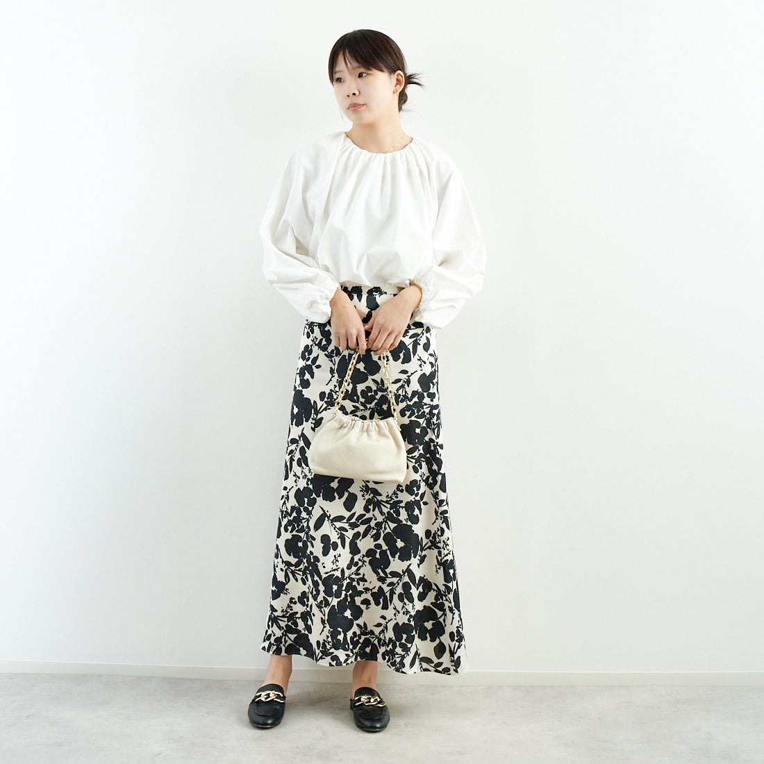 MICA&DEAL [マイカアンドディール] フラワープリントスカート [0125102033] BLACK &&モデル身長：167cm 着用サイズ：F&&