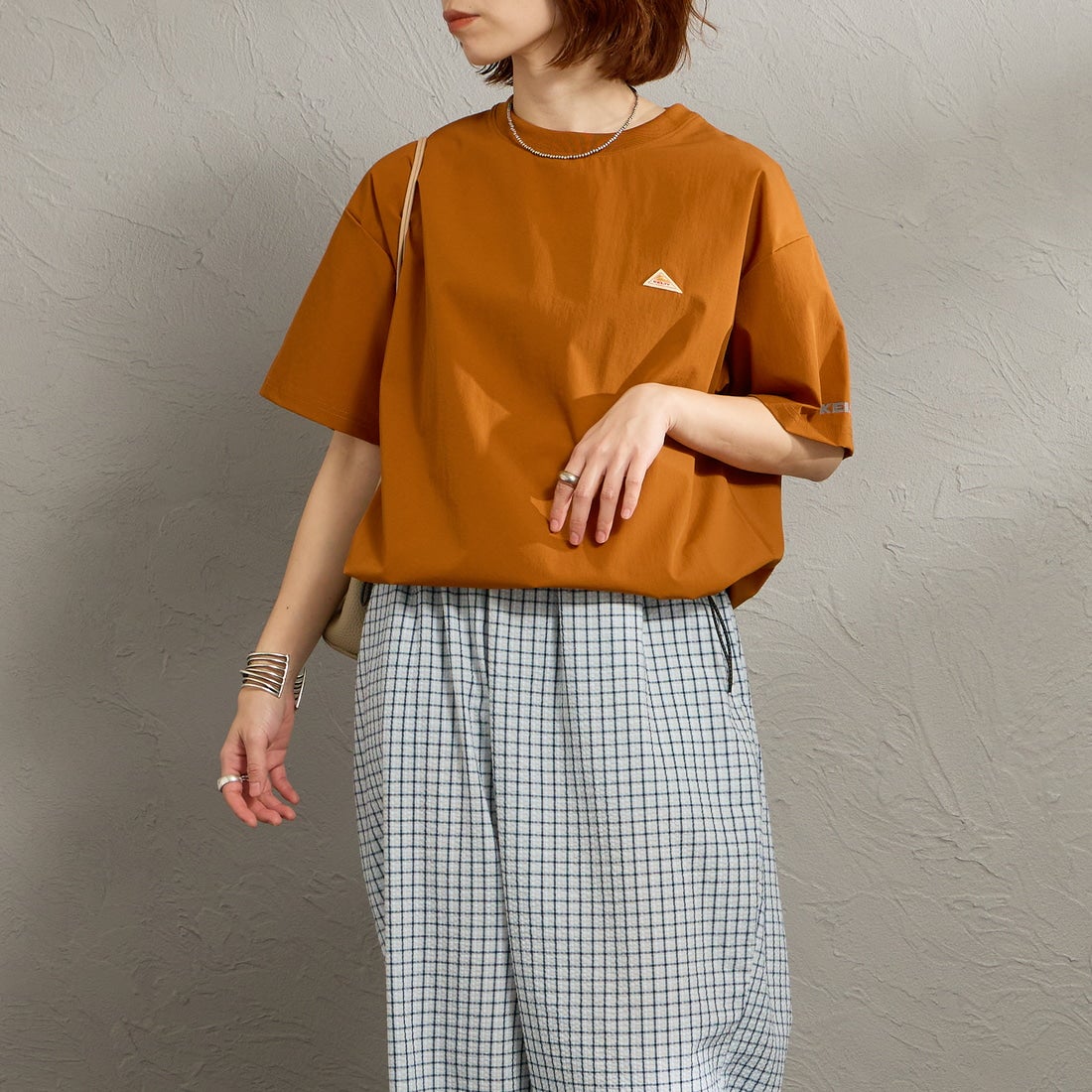 KELTY [ケルティ] 別注 ラッシュコンフォート ショートスリーブナイロンTシャツ [KE252W30IN02-JF] ｵﾚﾝｼﾞ &&モデル身長：158cm 着用サイズ：F&&