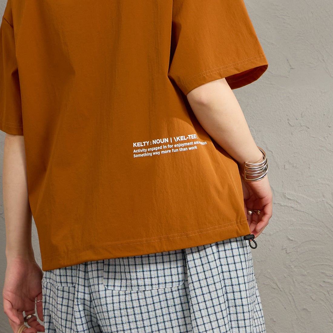 KELTY [ケルティ] 別注 ラッシュコンフォート ショートスリーブナイロンTシャツ [KE252W30IN02-JF] ｵﾚﾝｼﾞ &&モデル身長：158cm 着用サイズ：F&&