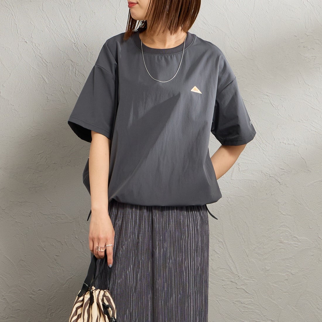 KELTY [ケルティ] 別注 ラッシュコンフォート ショートスリーブナイロンTシャツ [KE252W30IN02-JF] ﾁｬｺｰﾙ &&モデル身長：159cm 着用サイズ：F&&