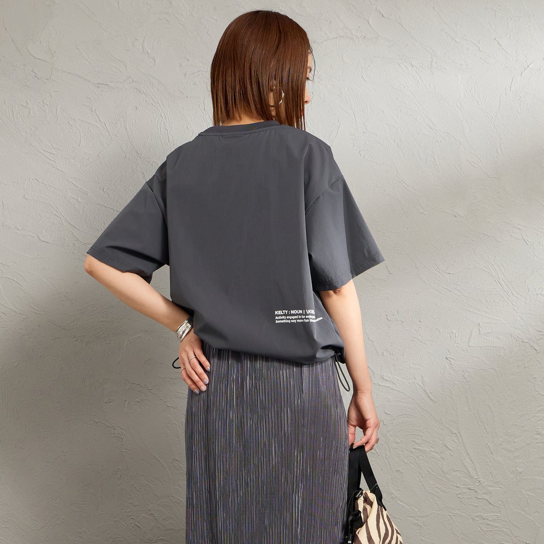 KELTY [ケルティ] 別注 ラッシュコンフォート ショートスリーブナイロンTシャツ [KE252W30IN02-JF] ﾁｬｺｰﾙ &&モデル身長：159cm 着用サイズ：F&&