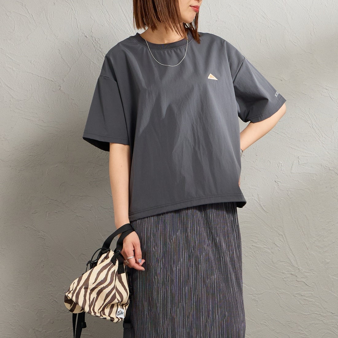 KELTY [ケルティ] 別注 ラッシュコンフォート ショートスリーブナイロンTシャツ [KE252W30IN02-JF] ﾁｬｺｰﾙ &&モデル身長：159cm 着用サイズ：F&&