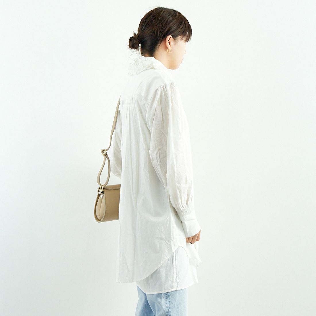 crinkle crinkle crinkle [クリンクル クリンクル クリンクル] フリルカラーレイヤードシャツ [CC-3508] WHITE &&モデル身長：167cm 着用サイズ：F&&