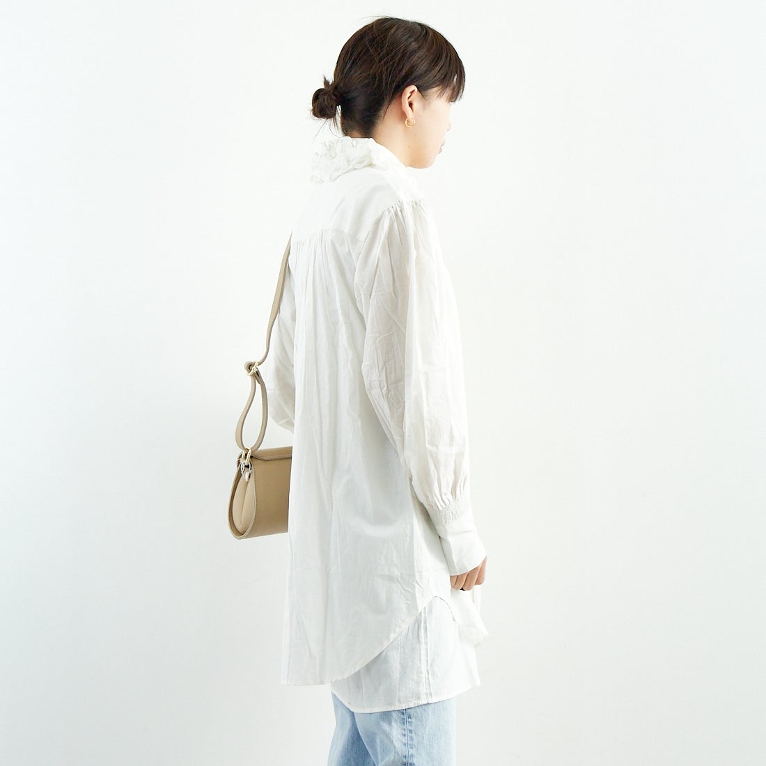 crinkle crinkle crinkle [クリンクル クリンクル クリンクル] フリルカラーレイヤードシャツ [CC-3508] WHITE &&モデル身長：167cm 着用サイズ：F&&