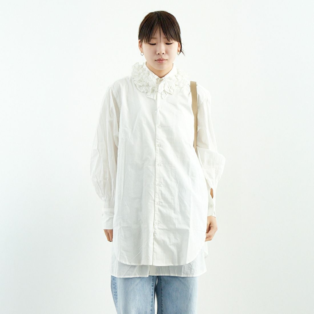 crinkle crinkle crinkle [クリンクル クリンクル クリンクル] フリルカラーレイヤードシャツ [CC-3508] WHITE &&モデル身長：167cm 着用サイズ：F&&