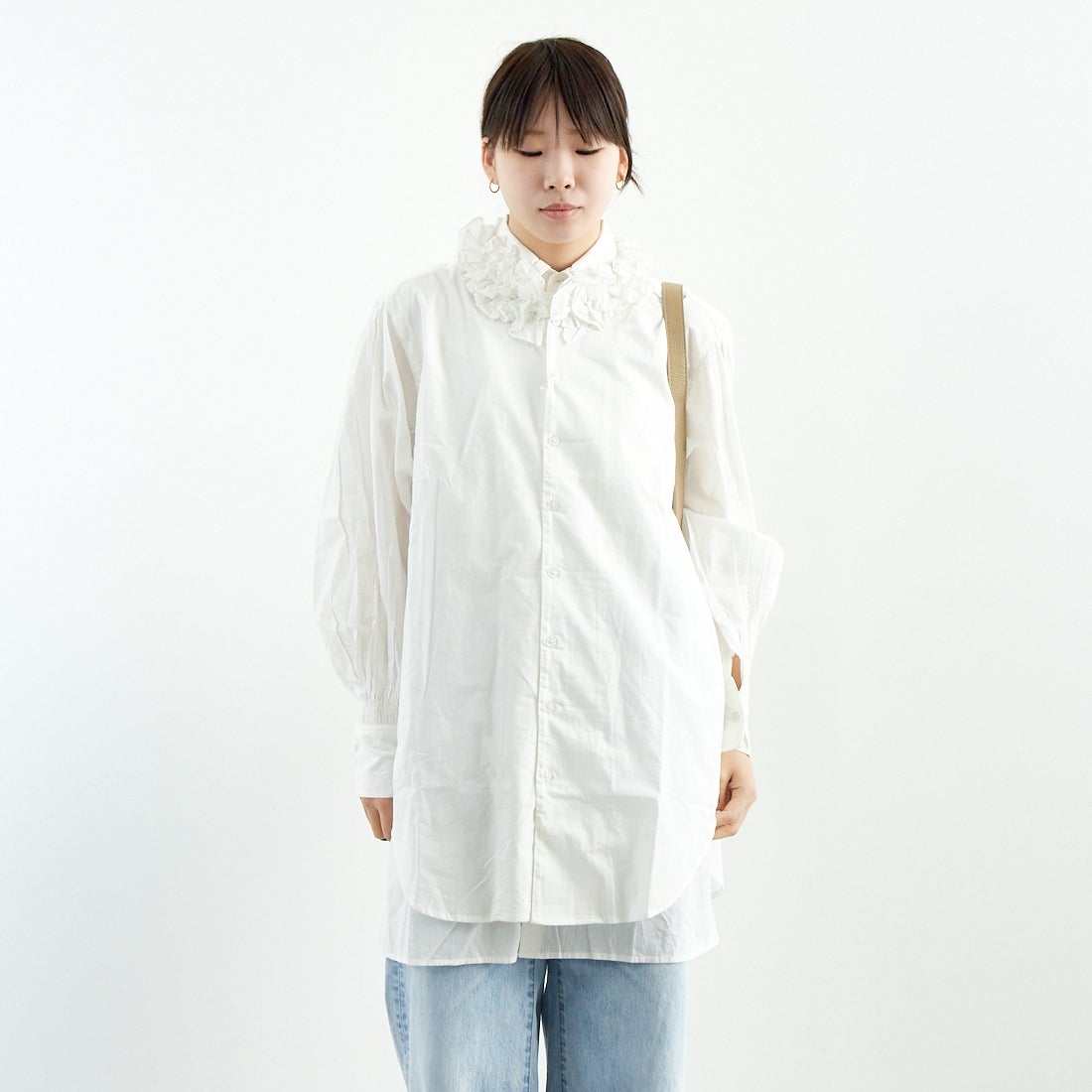 crinkle crinkle crinkle [クリンクル クリンクル クリンクル] フリルカラーレイヤードシャツ [CC-3508] WHITE &&モデル身長：167cm 着用サイズ：F&&