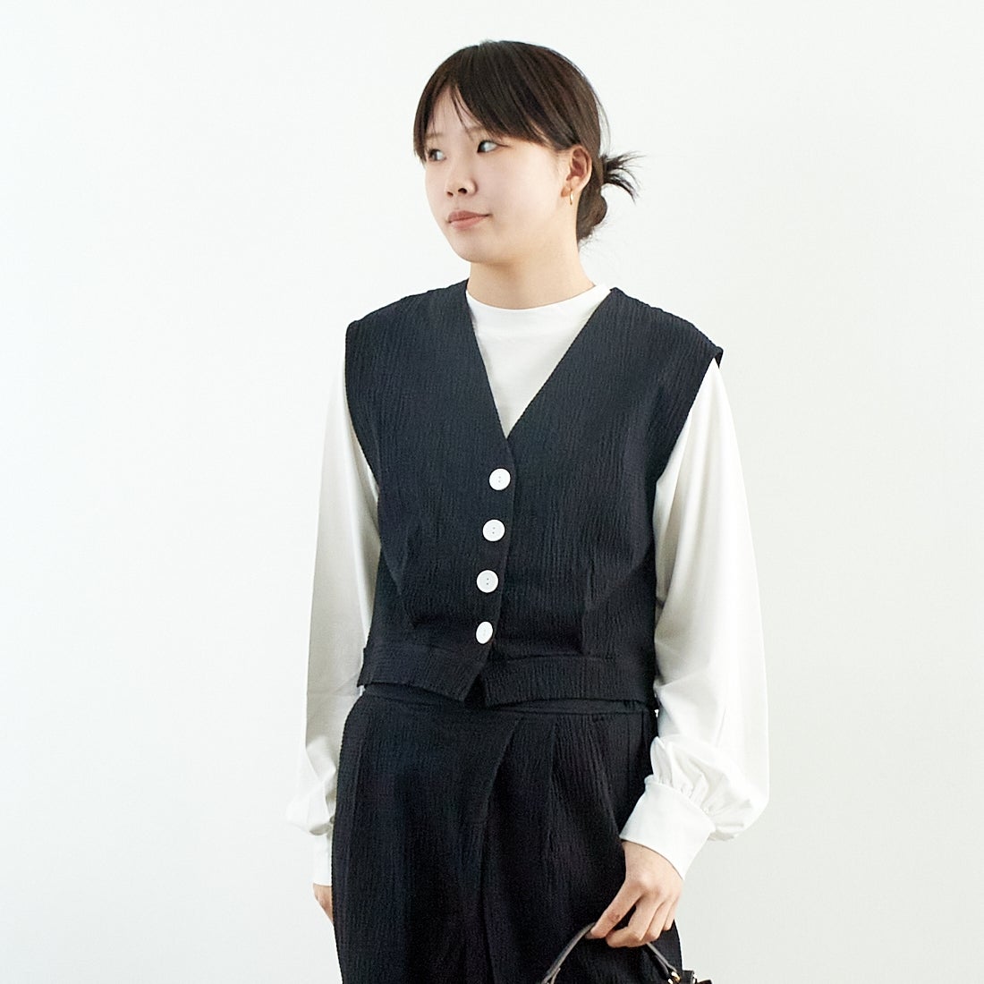 me. [ミードット] バンピーコットン2WAYベスト [ME-25109] 298 N.BLAC &&モデル身長：167cm 着用サイズ：F&&