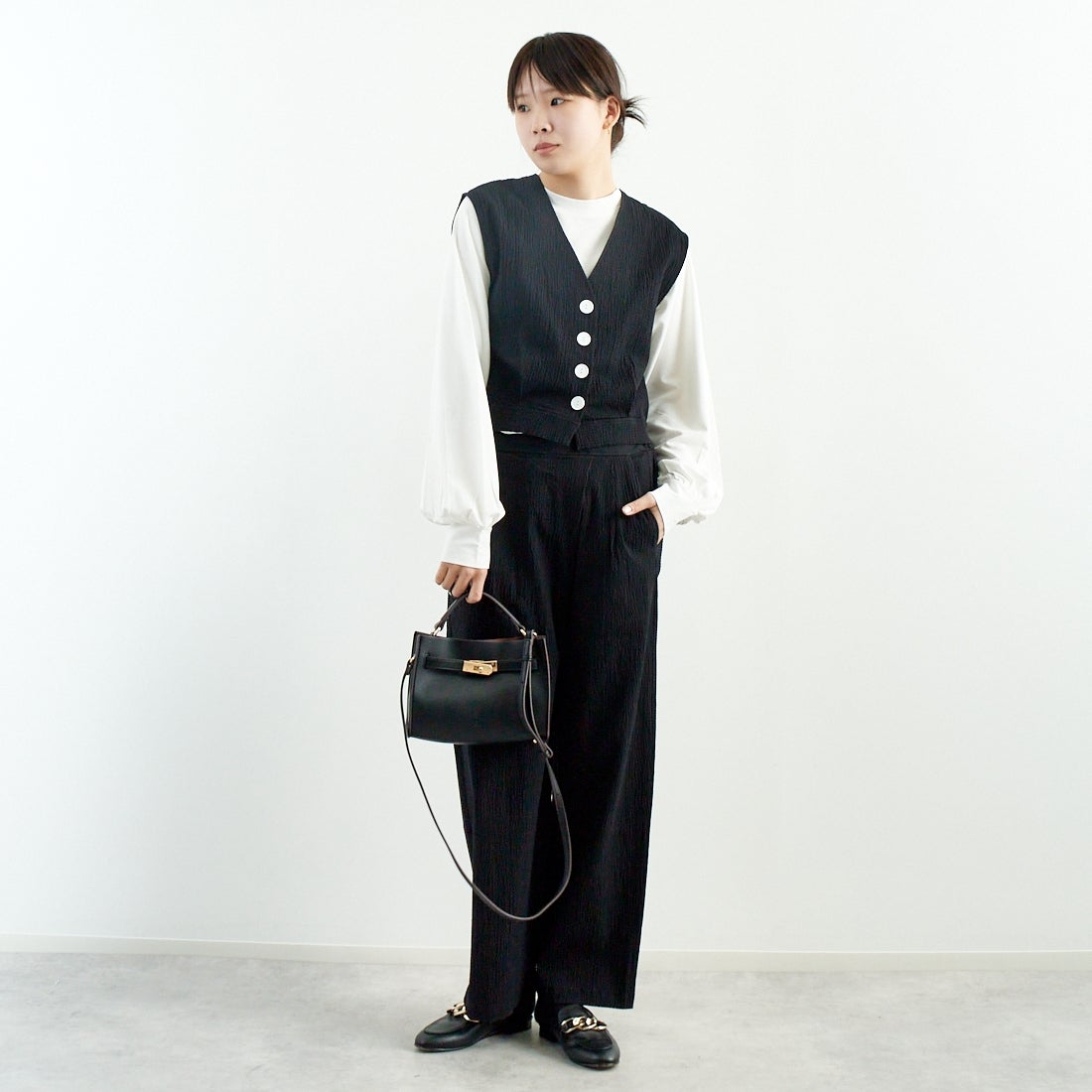 me. [ミードット] バンピーコットン2WAYベスト [ME-25109] 298 N.BLAC &&モデル身長：167cm 着用サイズ：F&&