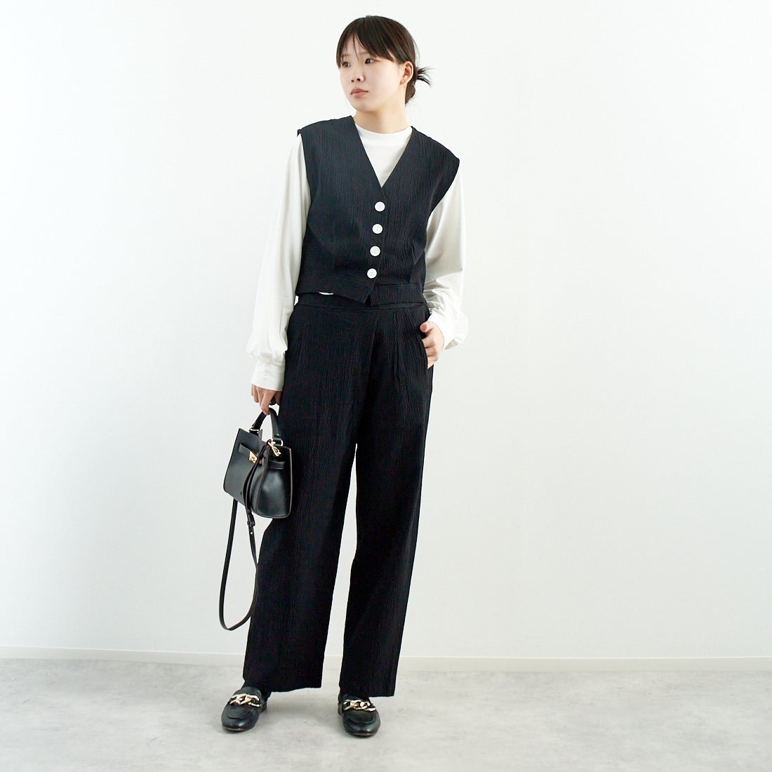 me. [ミードット] バンピーコットン2WAYベスト [ME-25109] 298 N.BLAC &&モデル身長：167cm 着用サイズ：F&&