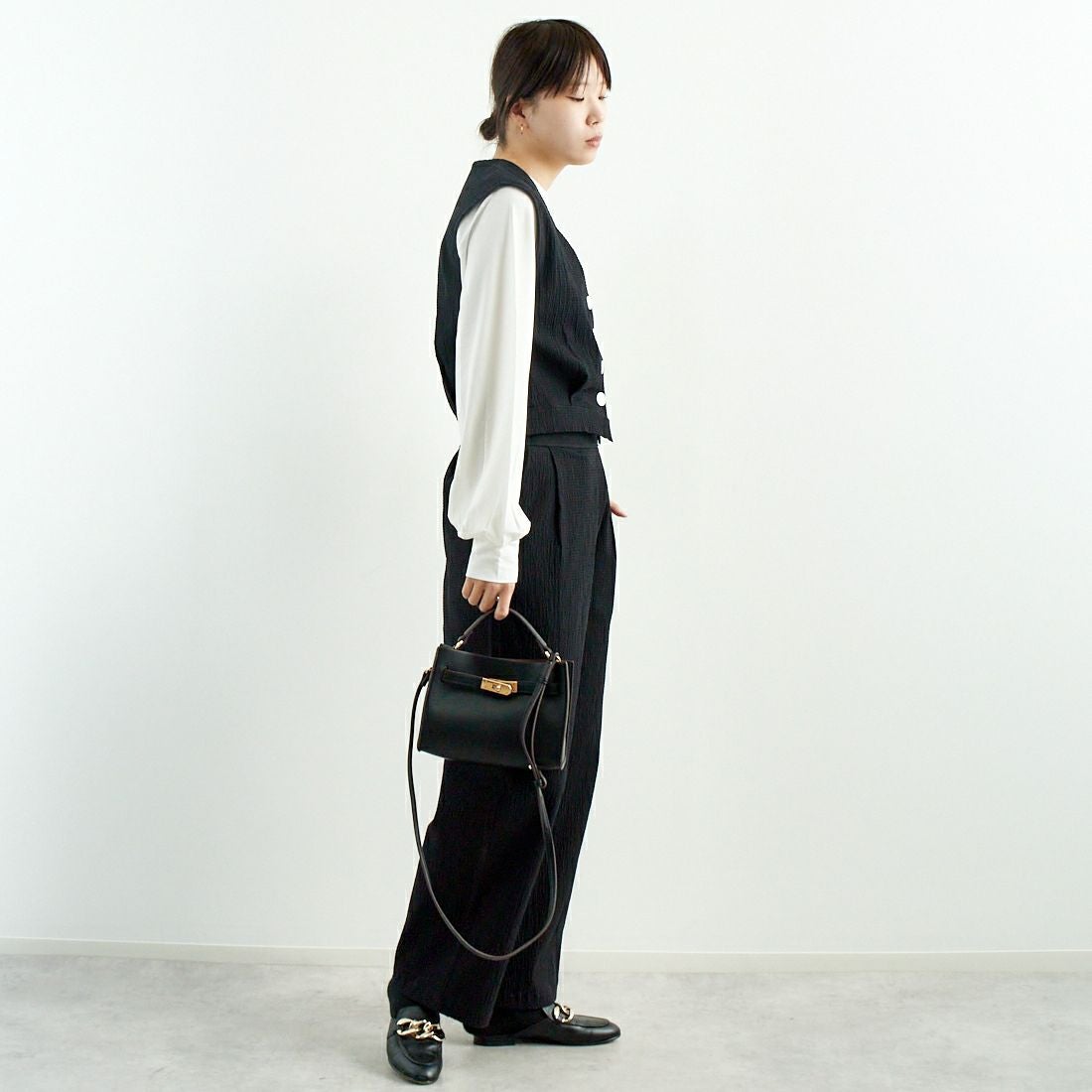 me. [ミードット] バンピーコットン2WAYベスト [ME-25109] 298 N.BLAC &&モデル身長：167cm 着用サイズ：F&&