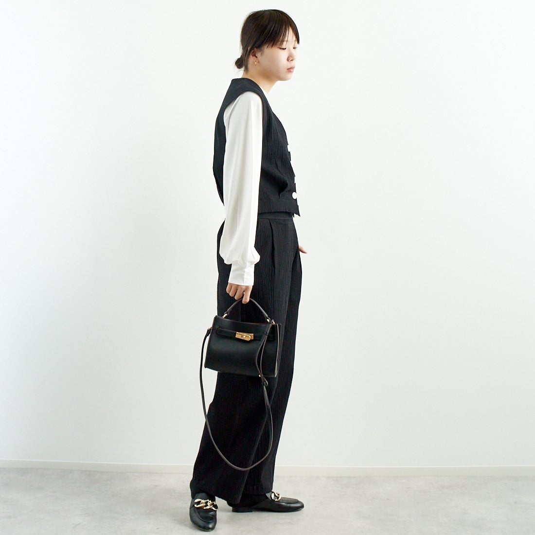 me. [ミードット] バンピーコットン2WAYベスト [ME-25109] 298 N.BLAC &&モデル身長：167cm 着用サイズ：F&&