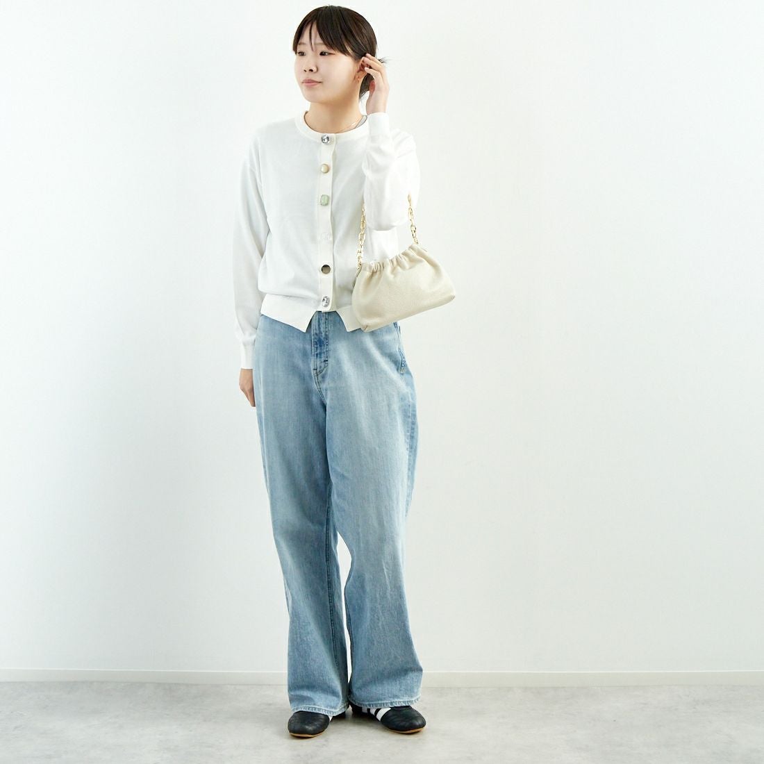 TORRAZZO DONNA [トラッゾドンナ] ビジューカーディガン [6259-679] 05 WHITE &&モデル身長：167cm 着用サイズ：F&&