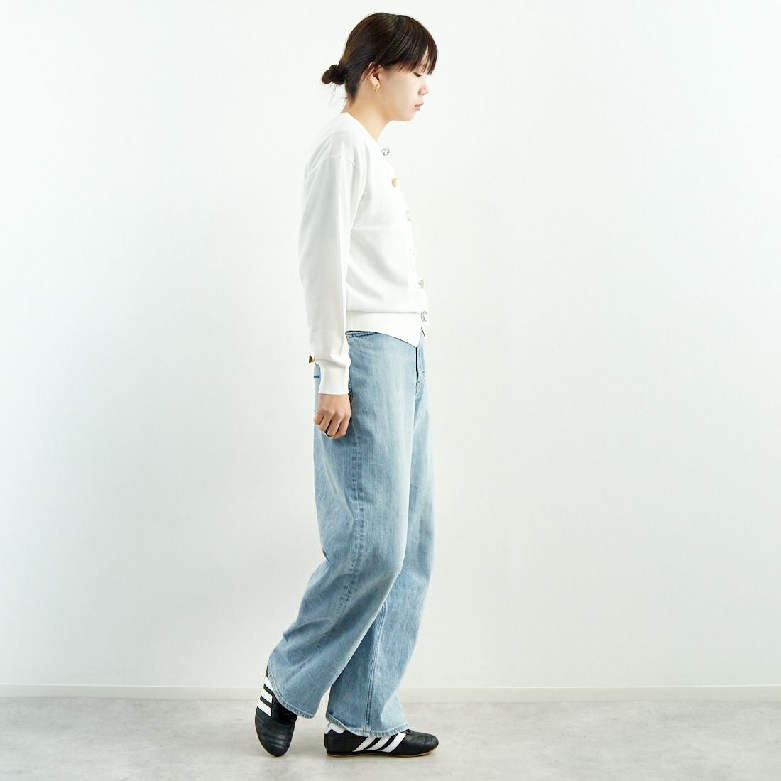 TORRAZZO DONNA [トラッゾドンナ] ビジューカーディガン [6259-679] 05 WHITE &&モデル身長：167cm 着用サイズ：F&&