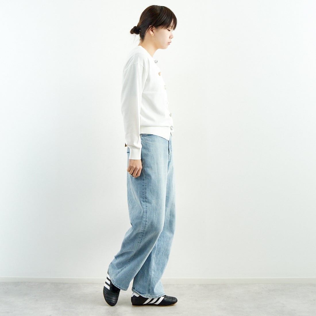 TORRAZZO DONNA [トラッゾドンナ] ビジューカーディガン [6259-679] 05 WHITE &&モデル身長：167cm 着用サイズ：F&&
