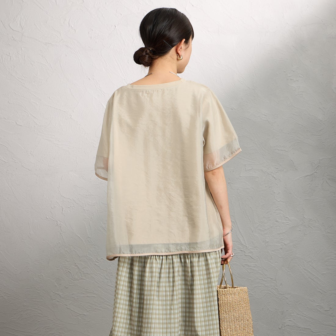 nenom [ネノム] 重ね着風 オーガンジーレイヤードシアーTシャツ [NE25112016] 22 BEIGE &&モデル身長：150cm 着用サイズ：F&&