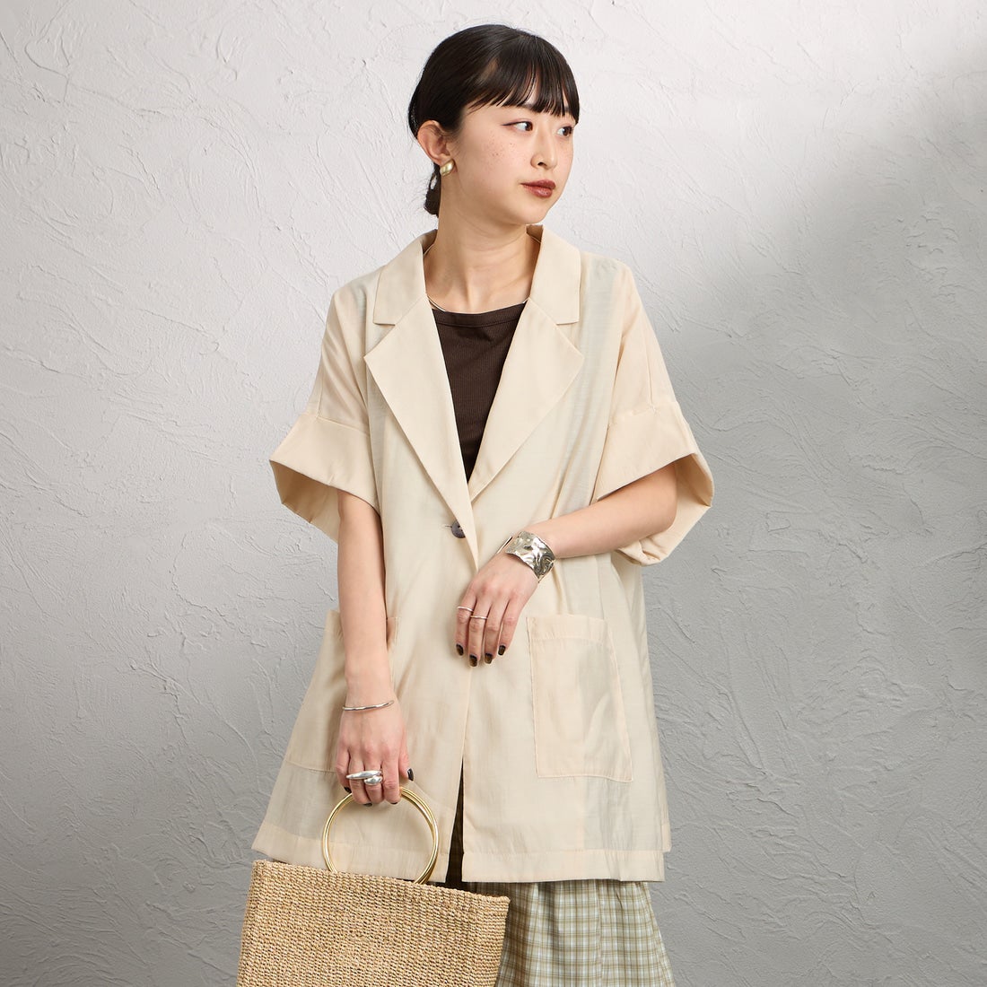 nenom [ネノム] ハーフスリーブ シアーシャツジャケット [NE25112017] 23 BEIGE &&モデル身長：150cm 着用サイズ：F&&