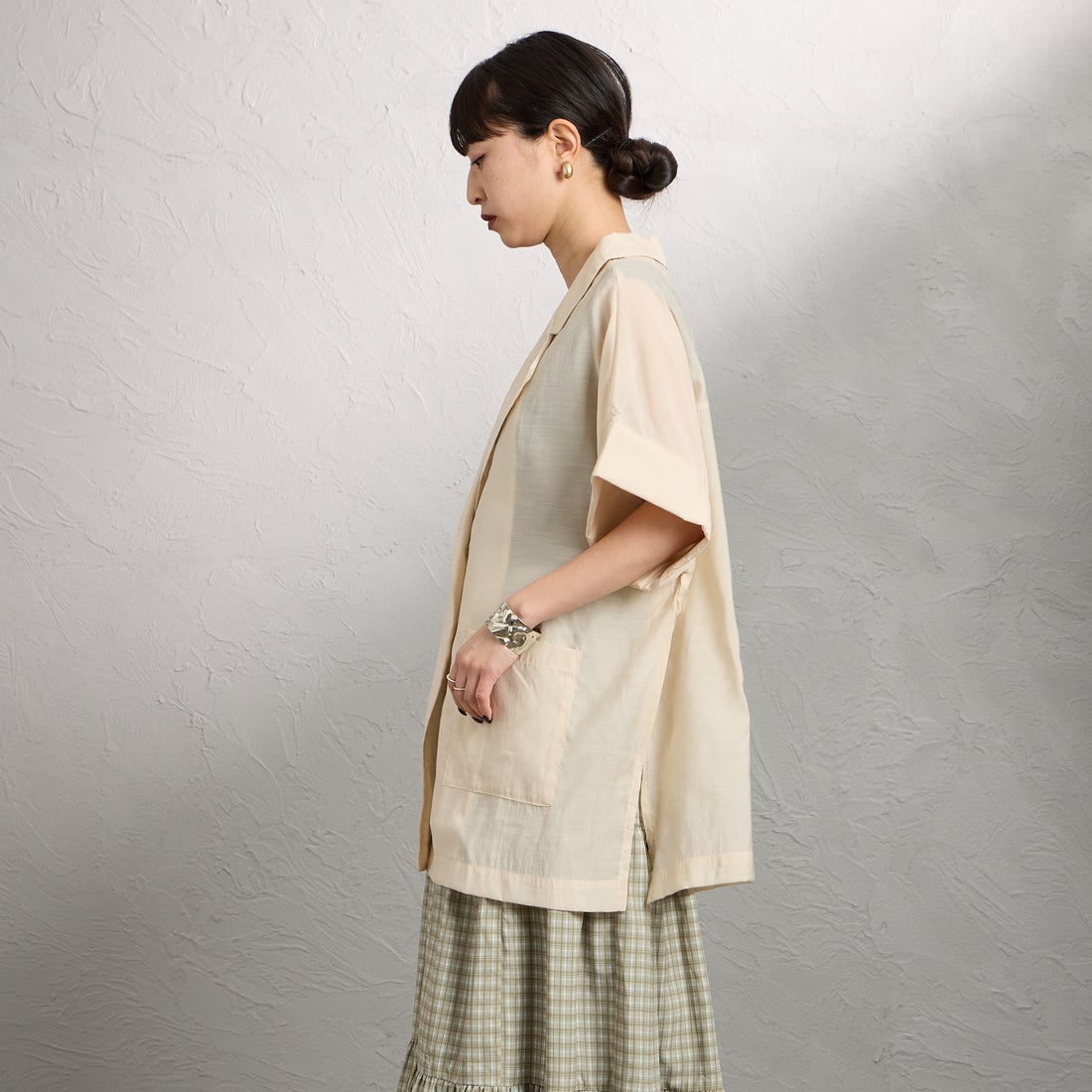 nenom [ネノム] ハーフスリーブ シアーシャツジャケット [NE25112017] 23 BEIGE &&モデル身長：150cm 着用サイズ：F&&