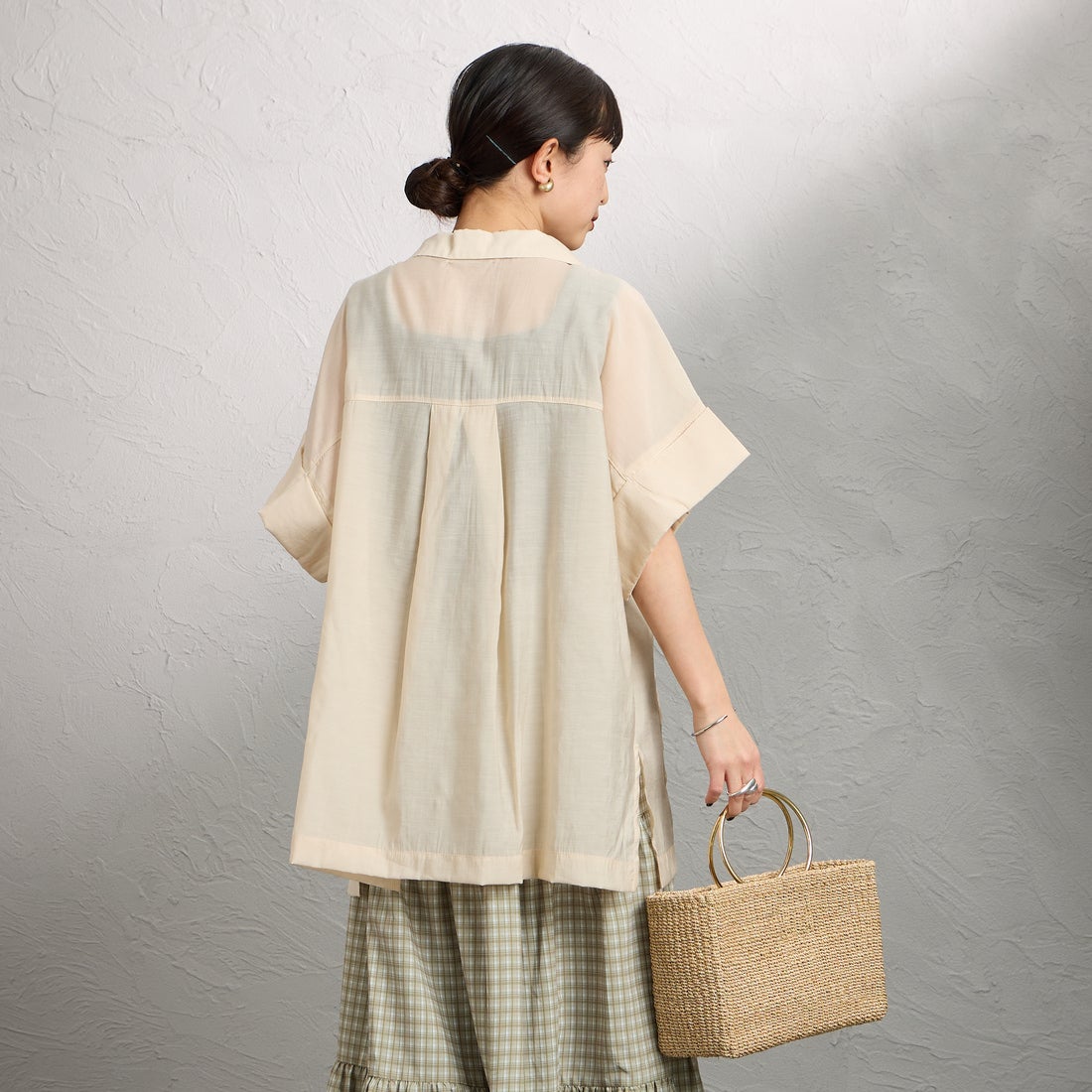 nenom [ネノム] ハーフスリーブ シアーシャツジャケット [NE25112017] 23 BEIGE &&モデル身長：150cm 着用サイズ：F&&