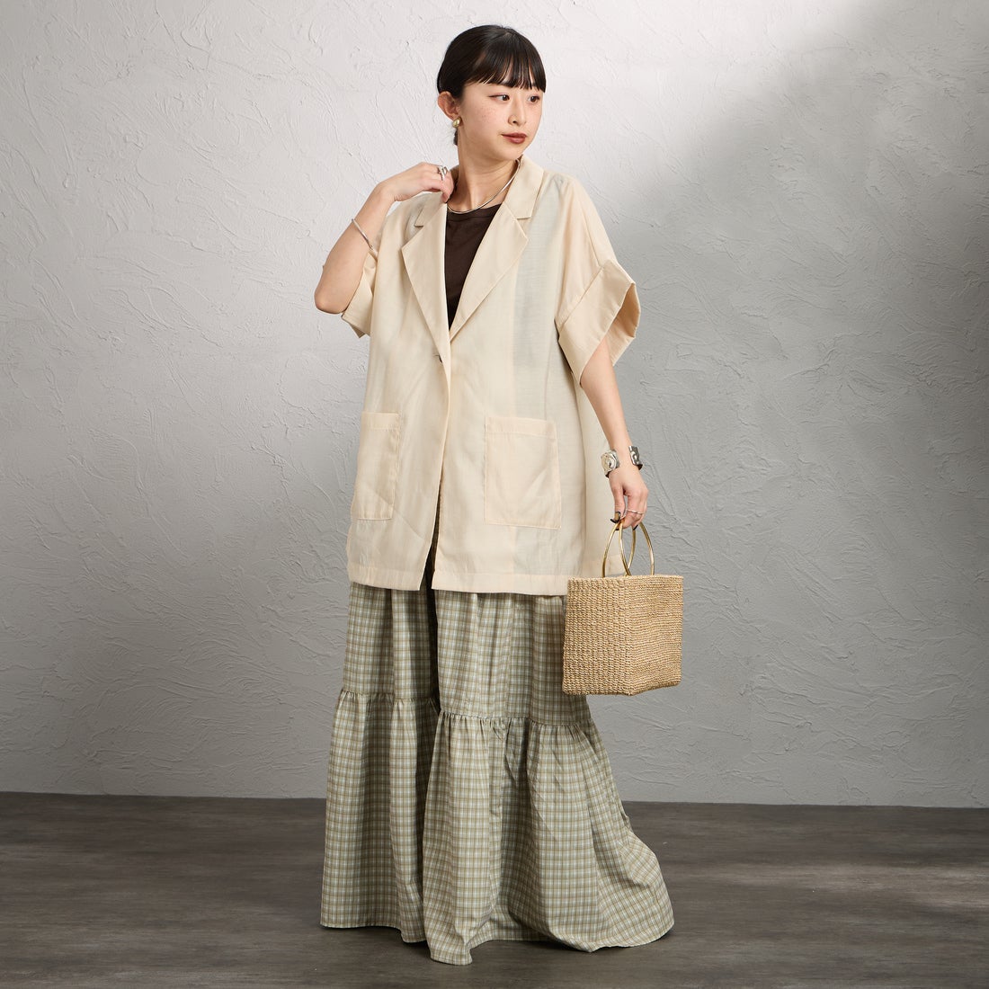 nenom [ネノム] ハーフスリーブ シアーシャツジャケット [NE25112017] 23 BEIGE &&モデル身長：150cm 着用サイズ：F&&