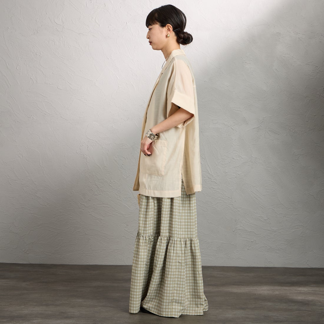 nenom [ネノム] ハーフスリーブ シアーシャツジャケット [NE25112017] 23 BEIGE &&モデル身長：150cm 着用サイズ：F&&