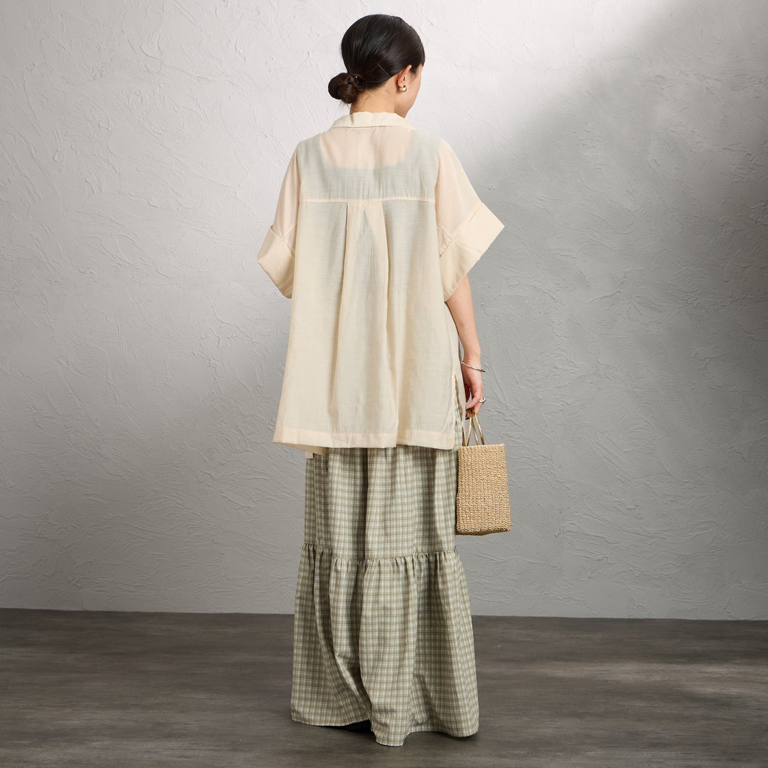 nenom [ネノム] ハーフスリーブ シアーシャツジャケット [NE25112017] 23 BEIGE &&モデル身長：150cm 着用サイズ：F&&