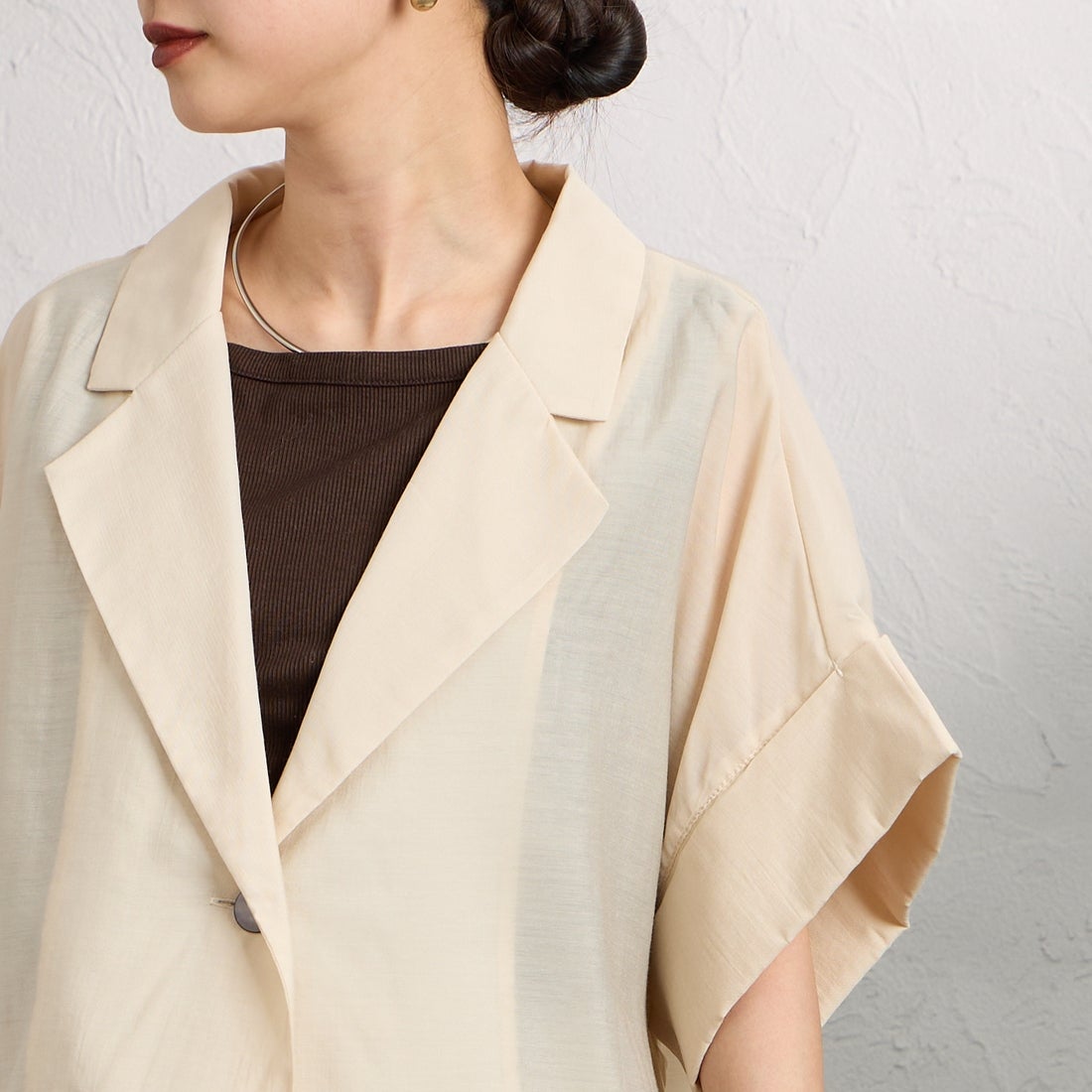 nenom [ネノム] ハーフスリーブ シアーシャツジャケット [NE25112017] 23 BEIGE &&モデル身長：150cm 着用サイズ：F&&