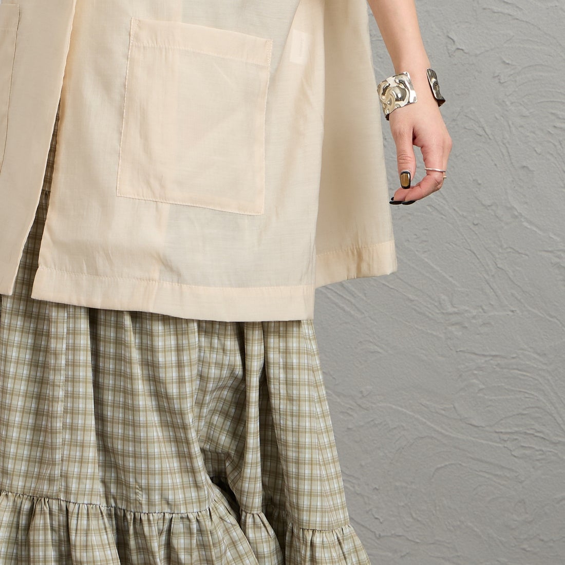 nenom [ネノム] ハーフスリーブ シアーシャツジャケット [NE25112017] 23 BEIGE &&モデル身長：150cm 着用サイズ：F&&