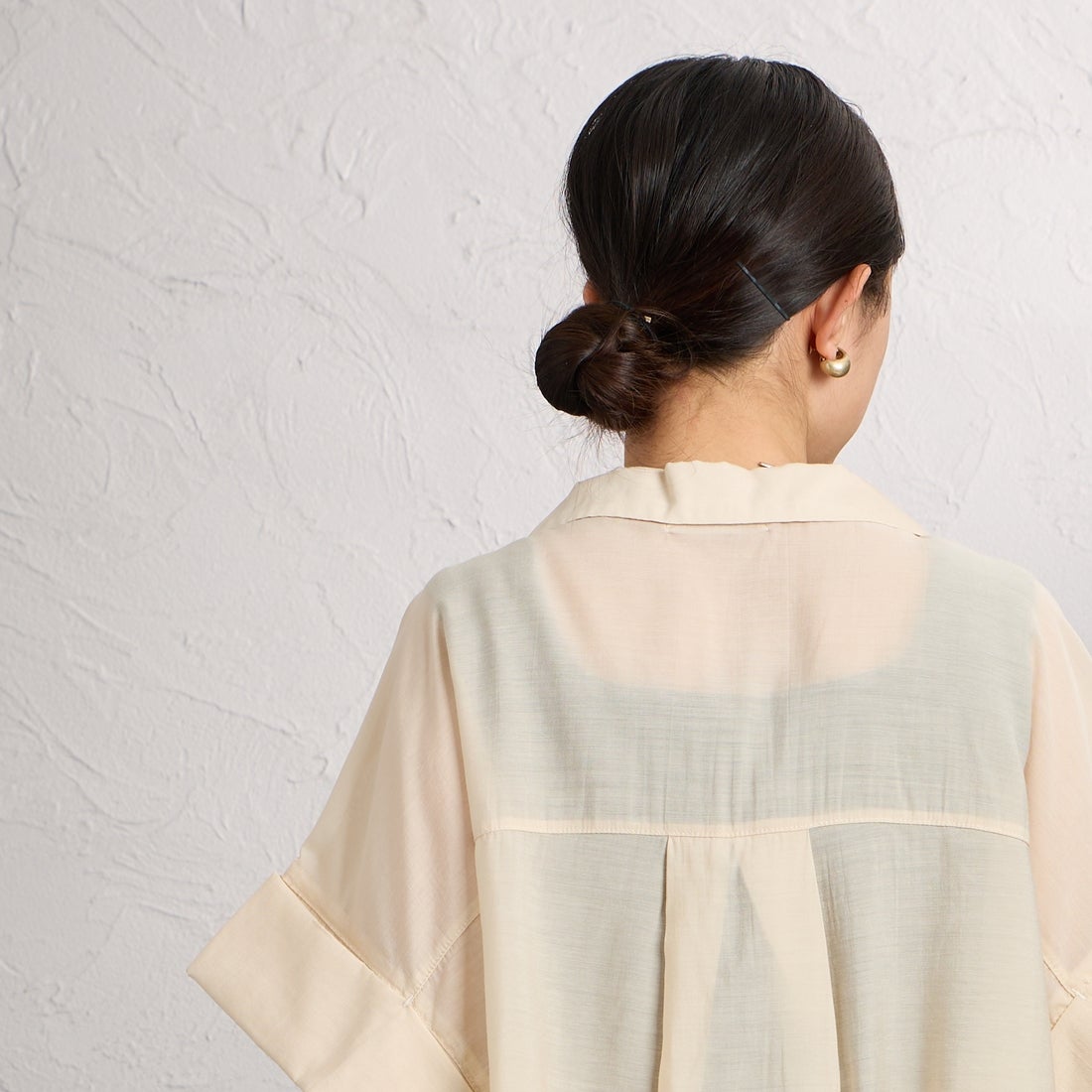 nenom [ネノム] ハーフスリーブ シアーシャツジャケット [NE25112017] 23 BEIGE &&モデル身長：150cm 着用サイズ：F&&