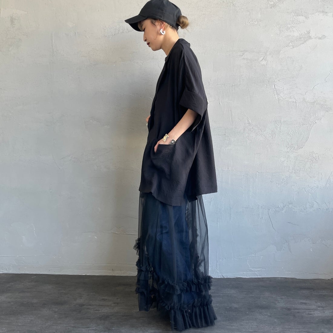 nenom [ネノム] ハーフスリーブ シアーシャツジャケット [NE25112017] 09 BLACK &&モデル身長：150cm 着用サイズ：F&&