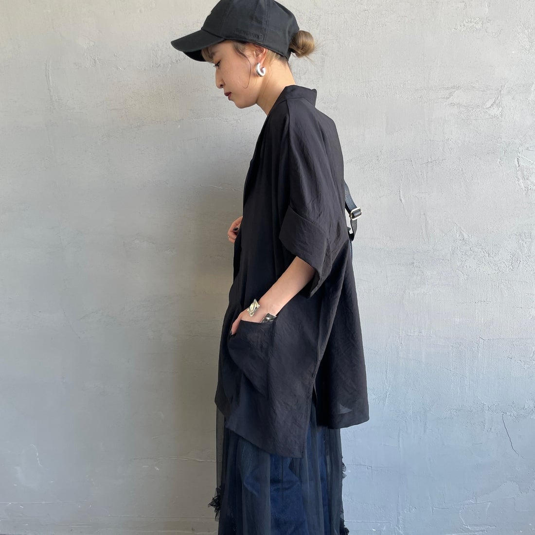 nenom [ネノム] ハーフスリーブ シアーシャツジャケット [NE25112017] 09 BLACK &&モデル身長：150cm 着用サイズ：F&&