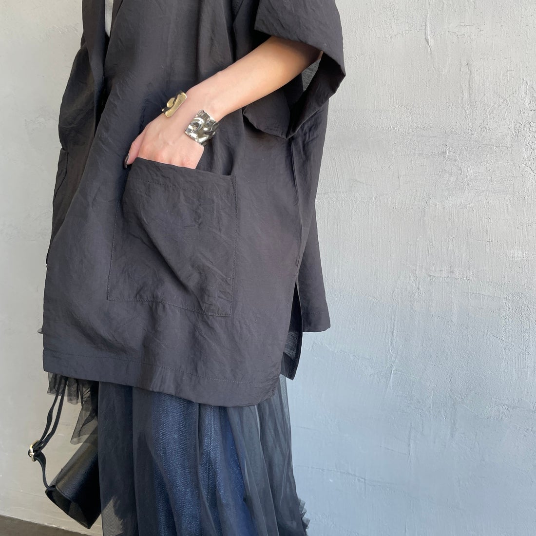 nenom [ネノム] ハーフスリーブ シアーシャツジャケット [NE25112017] 09 BLACK &&モデル身長：150cm 着用サイズ：F&&