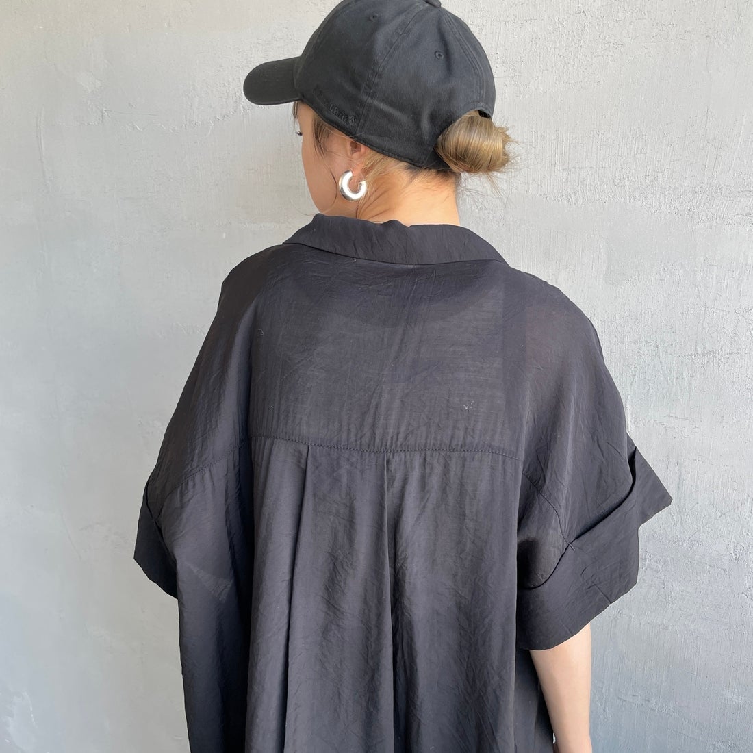 nenom [ネノム] ハーフスリーブ シアーシャツジャケット [NE25112017] 09 BLACK &&モデル身長：150cm 着用サイズ：F&&