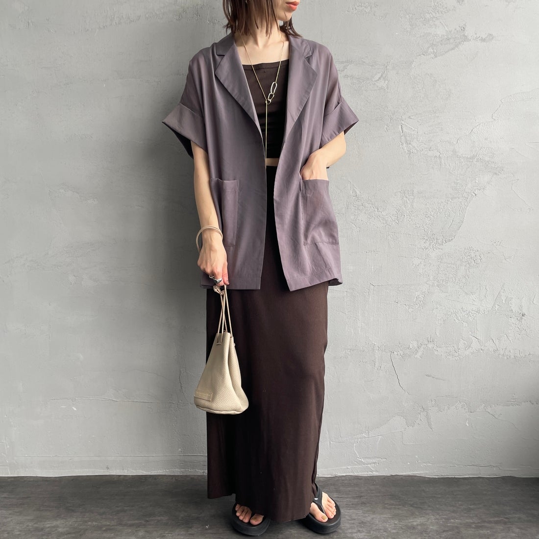 nenom [ネノム] ハーフスリーブ シアーシャツジャケット [NE25112017] 07 GRAY &&モデル身長：158cm 着用サイズ：F&&