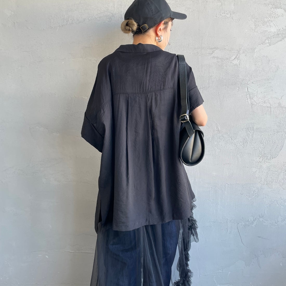 nenom [ネノム] ハーフスリーブ シアーシャツジャケット [NE25112017] 09 BLACK &&モデル身長：150cm 着用サイズ：F&&] ハーフスリーブ シアーシャツジャケット [NE25112017] 07 GRAY &&モデル身長：158cm 着用サイズ：F&&