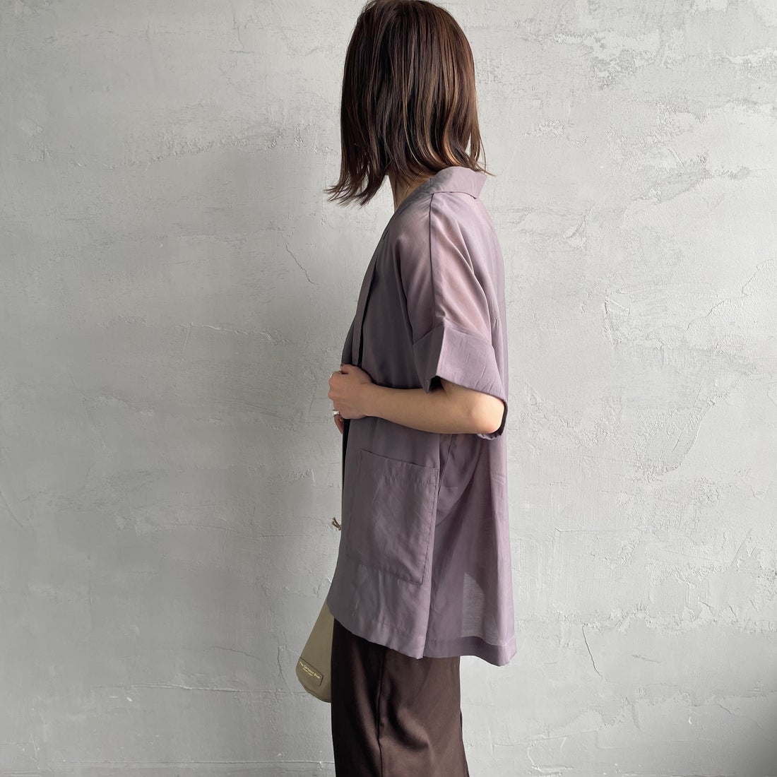 nenom [ネノム] ハーフスリーブ シアーシャツジャケット [NE25112017] 07 GRAY &&モデル身長：158cm 着用サイズ：F&&