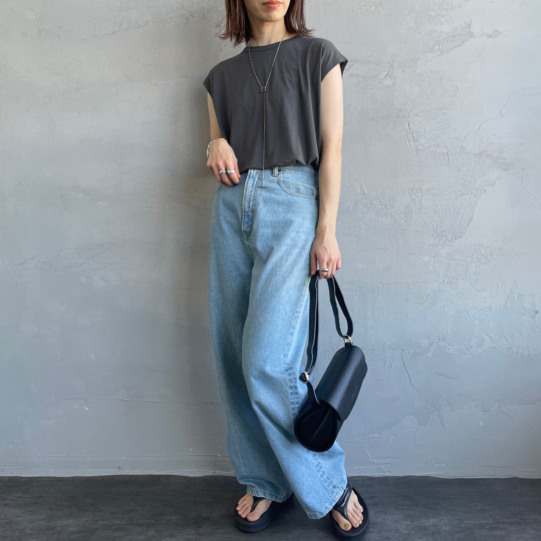 me. [ミードット] 別注 配色ステッチノースリーブカットソー [ME-25200-JF] CHARCOAL &&モデル身長：158cm 着用サイズ：F&&