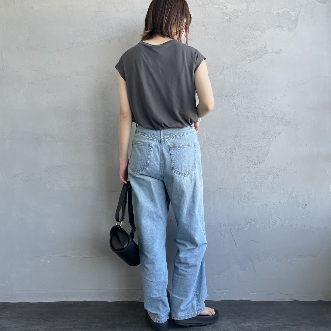 me. [ミードット] 別注 配色ステッチノースリーブカットソー [ME-25200-JF] CHARCOAL &&モデル身長：158cm 着用サイズ：F&&