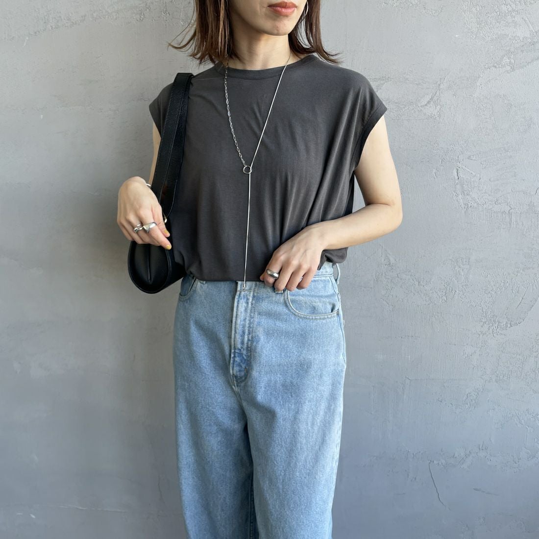 me. [ミードット] 別注 配色ステッチノースリーブカットソー [ME-25200-JF] CHARCOAL &&モデル身長：158cm 着用サイズ：F&&