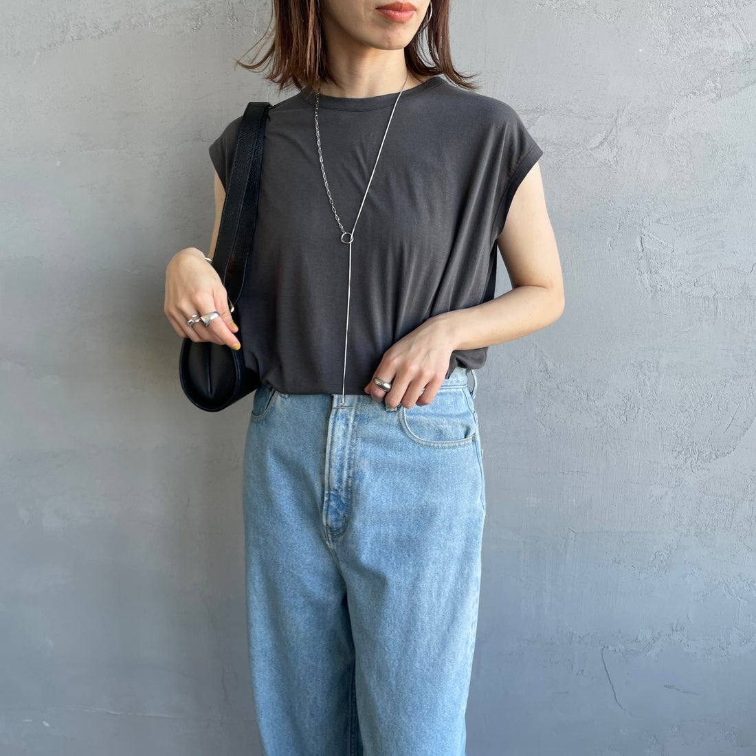 me. [ミードット] 別注 配色ステッチノースリーブカットソー [ME-25200-JF] CHARCOAL &&モデル身長：158cm 着用サイズ：F&&