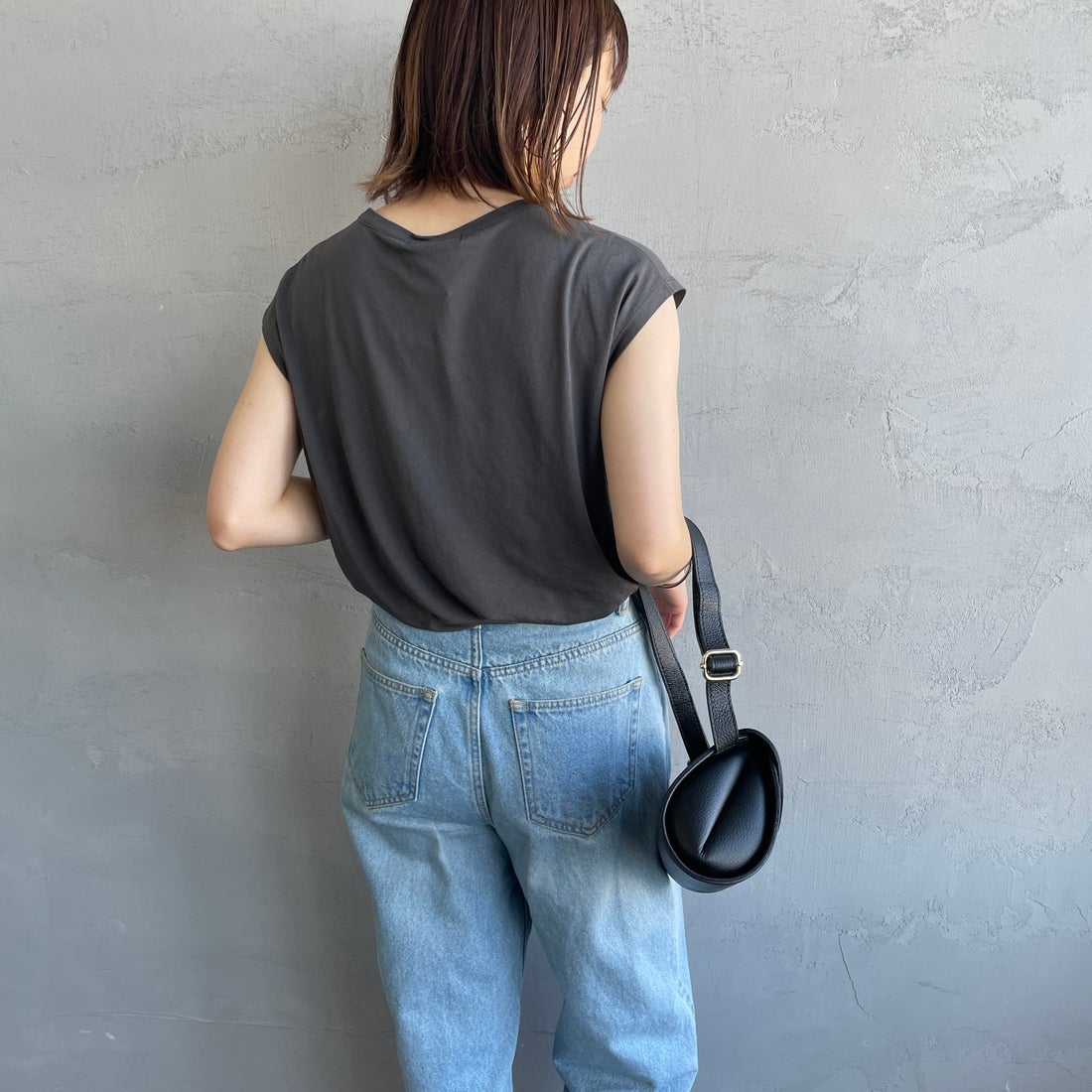 me. [ミードット] 別注 配色ステッチノースリーブカットソー [ME-25200-JF] CHARCOAL &&モデル身長：158cm 着用サイズ：F&&