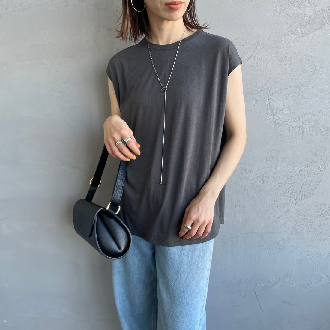 me. [ミードット] 別注 配色ステッチノースリーブカットソー [ME-25200-JF] CHARCOAL &&モデル身長：158cm 着用サイズ：F&&