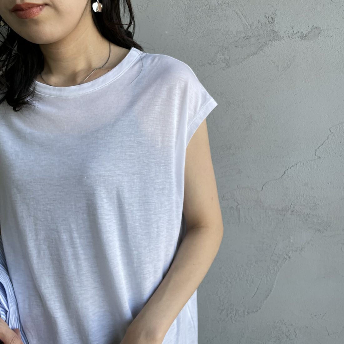 me. [ミードット] 別注 配色ステッチノースリーブカットソー [ME-25200-JF] WHITE &&モデル身長：160cm 着用サイズ：F&&