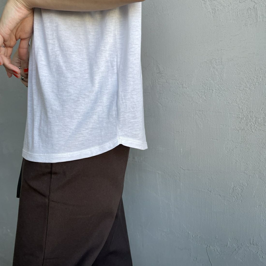 me. [ミードット] 別注 配色ステッチノースリーブカットソー [ME-25200-JF] WHITE &&モデル身長：160cm 着用サイズ：F&&