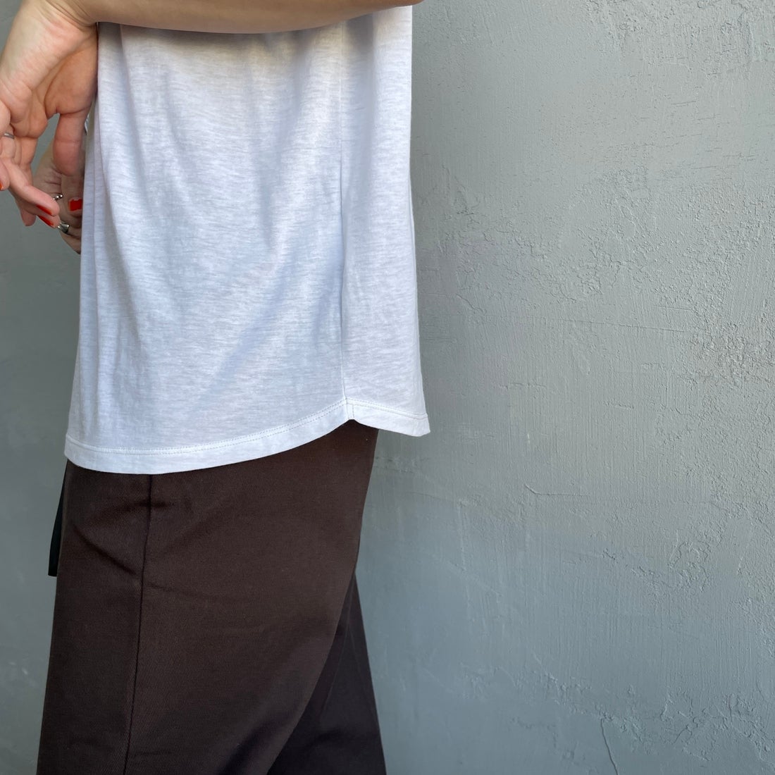 me. [ミードット] 別注 配色ステッチノースリーブカットソー [ME-25200-JF] WHITE &&モデル身長：160cm 着用サイズ：F&&