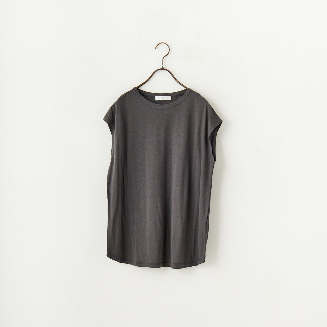 me. [ミードット] 別注 配色ステッチノースリーブカットソー [ME-25200-JF] CHARCOAL