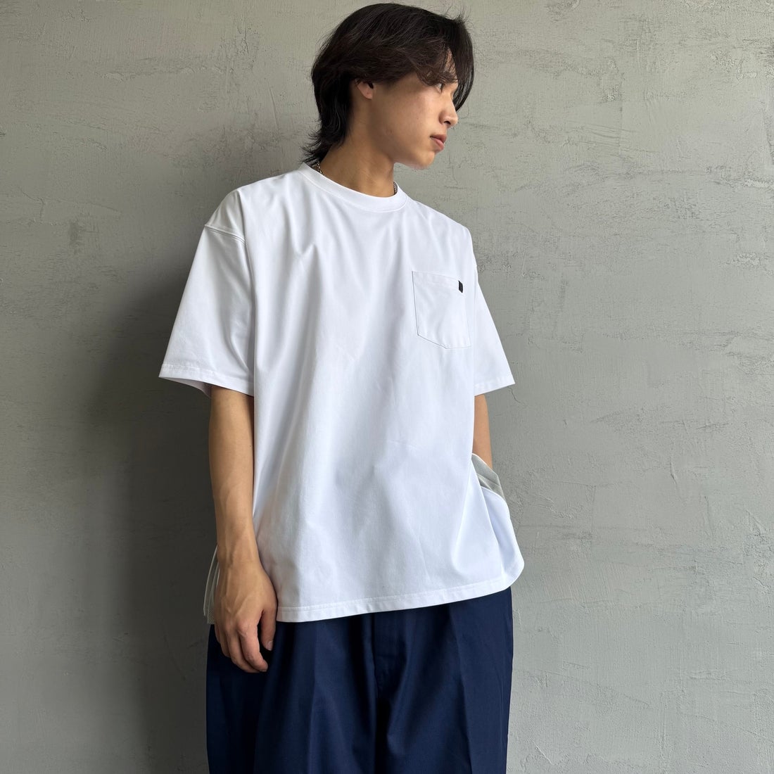 +phenix [プラスフェニックス] 別注 ベンチレーション ワンポイントロゴ ポケットTシャツ [POT-25005IN-JF] WHITE&&モデル身長：179cm 着用サイズ：L&&